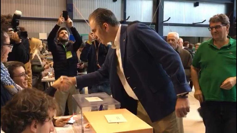 El secretario general de VOX viaja y vota en Cataluña para hacer «realidad la reconquista»