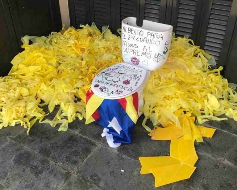 La Resistencia entrega Estrelladas y lazos al presidente de Mozos independentistas