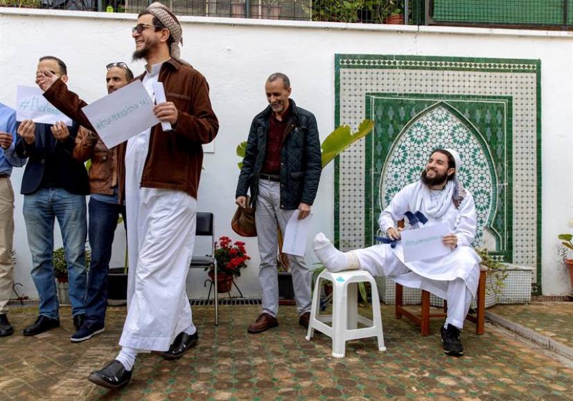 FOTOGRAFÍA. SEVILLA (ESPAÑA), 18.04.2019. El imán de la mezquita del barrio de La Macarena de Sevilla, Mohammad Idrissi (d). Efe