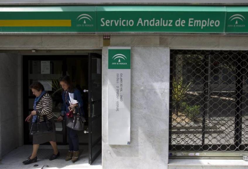 FOTOGRAFÍA. SEVILLA (ESPAÑA), ABRIL DE 2019. Unas mujeres salen de una oficina de empleo este mes de abril coincidiendo con la caída del paro en Andalucía, tras la llegada de VOX. Efel