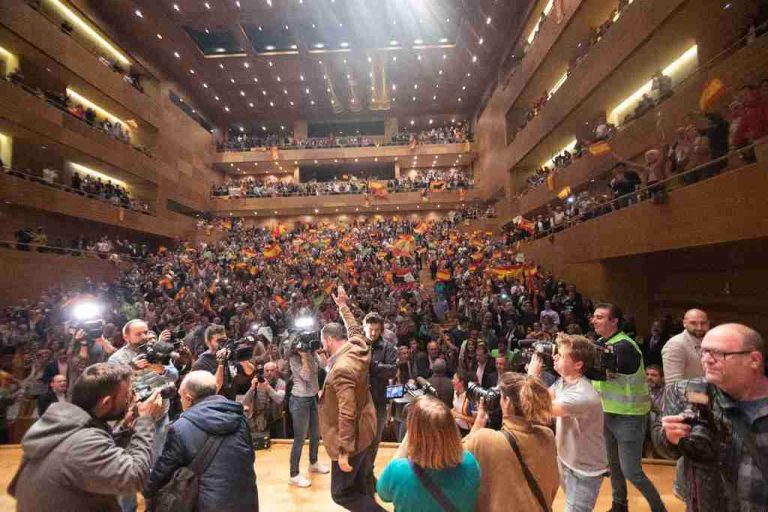 Abascal peta Valladolid y denuncia una «avanzadilla de la dictadura de Sánchez» (PSOE)