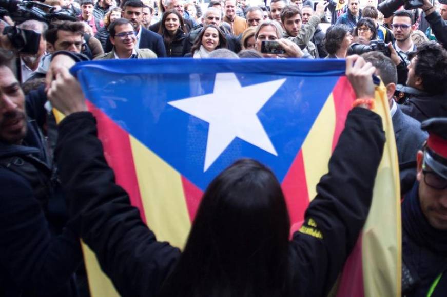 FOTOGRAFÍA. VIC (BARCELONA) ESPAÑA, 18.04.2019. La número una de Ciudadanos al Congreso por Barcelona, Inés Arrimadas (c), durante un paseo que ha realizado por Vic. Efe