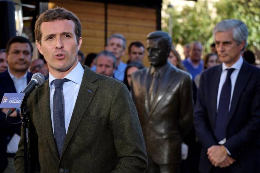 FOTOGRAFÍA. ÁVILA (ESPAÑA), 13.04.2019. El presidente del Partido Popular, Pablo Casado, durante su intervención junto a la estatua del expresidente del Gobierno Adolfo Suárez. Efe