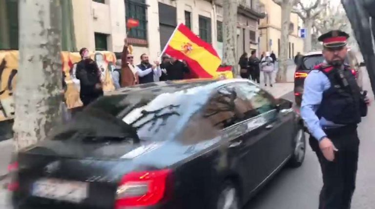 Torra recibido en Mataró con banderas de España y «Puigdemont a prisión»