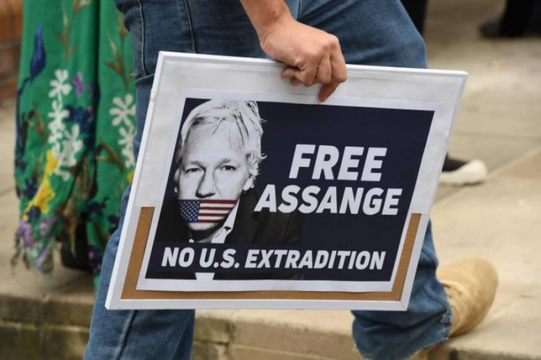 La izquierda muestra su cariño al detenido amigo del «Procés» Julian Assange