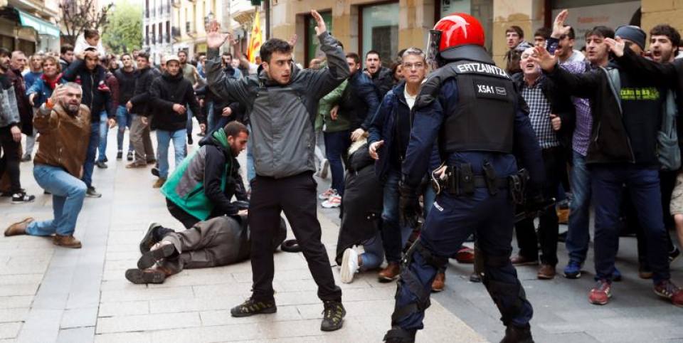 FOTOGRAFÍAN. RENTERÍA (SAN SEBASTIÁN) GUIZPÚSCOA (ESPAÑA), 13.04.2019. Vista de una bandera independentista del «Procés» a los terroristas-callejos de las bandas de escuadrones de matones. Efe