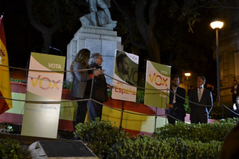 Suenan los tambores «por España» a la pegada de carteles de VOX en Barcelona