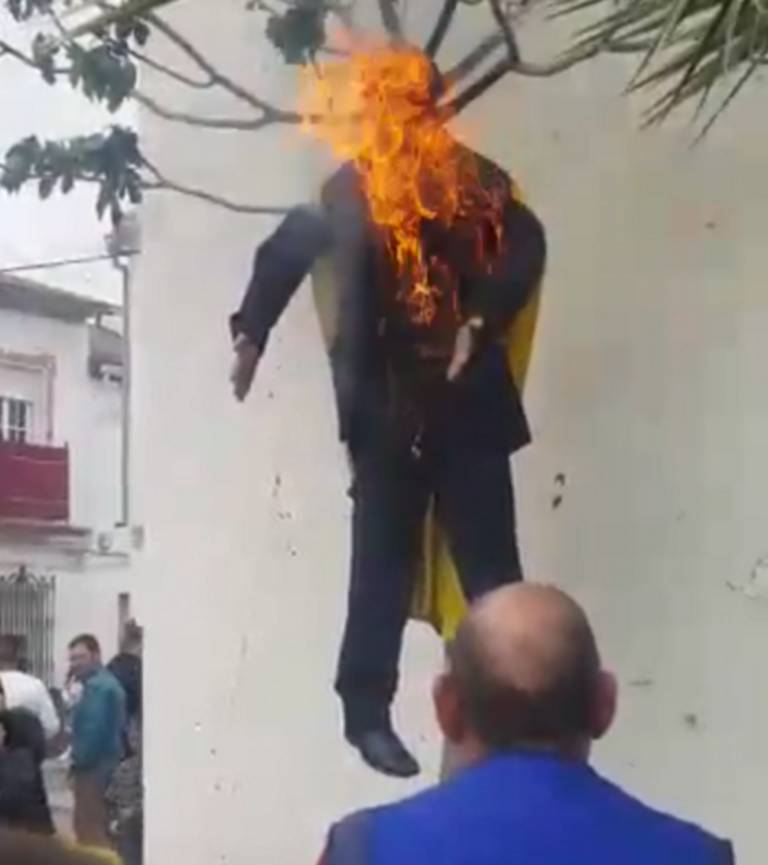 Vídeo. El «Muñeco Puigdemont» con lazo y estrellada disparado acaba en llamas