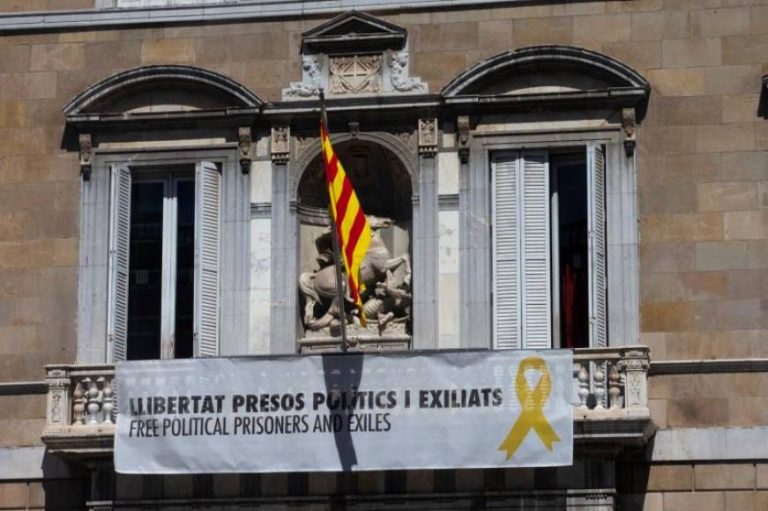 Torra vuelve con sus numeritos de Lazo y pancarta