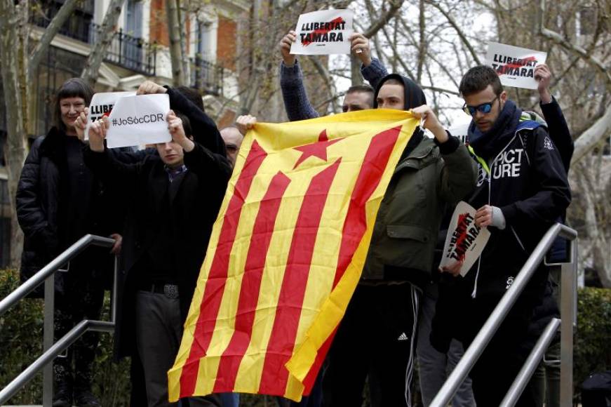 FOTOGRAFÍA. CATALUÑA (ESPAÑA), ABRIL 2018. Un grupo de individuos, con mala pinta, exhibiendo carteles donde se puede leer, en dialecto catalán, "Yo Soy CDR", a favor de la "terrorista" Tamara C. G.. Efe.
