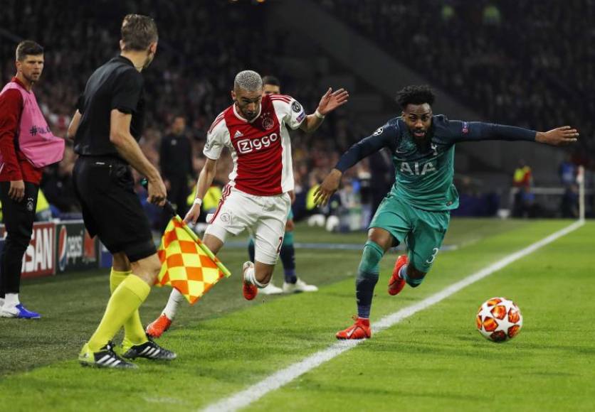 FOTOGRAFÍA. AMSTERDÁN (HOLANDA), 08.05.2019. Hakim Ziyech (c) de Ajax disputa un balón con Danny Rose (d) de Tottenham Hotspur este miércoles en un partido de la semifinal. Efe