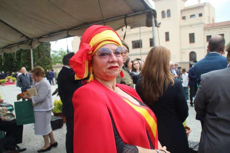Fotografías de casi medio millar de catalanes jurando bandera española