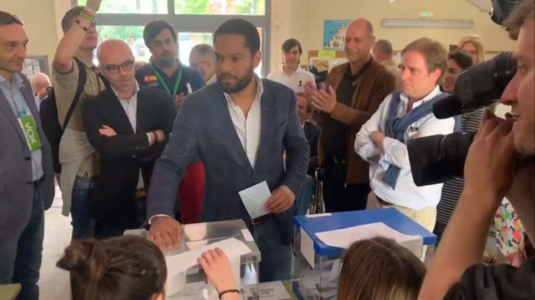 Garriga vota «por España y por Europa» desde en Barcelona entre aplausos