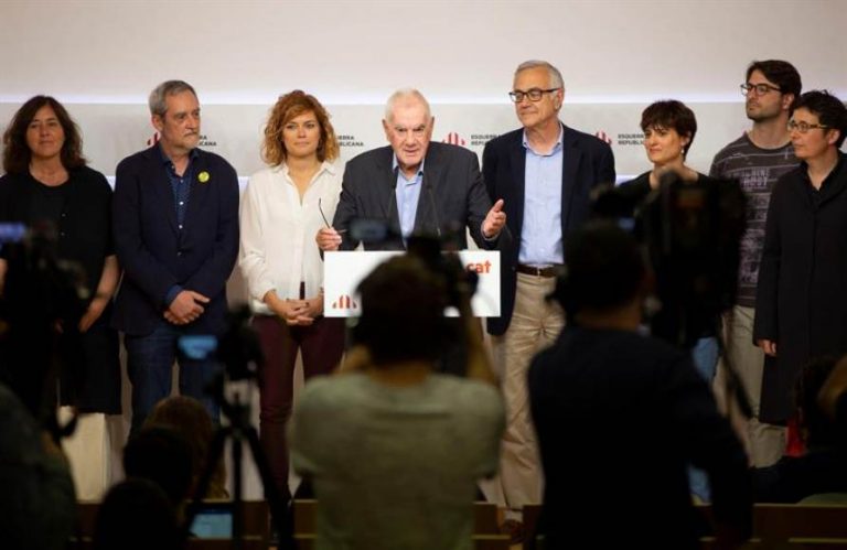 ERC le plantea a Ada Colau una «investidura a 3» con JxCat para convocar «referéndum»