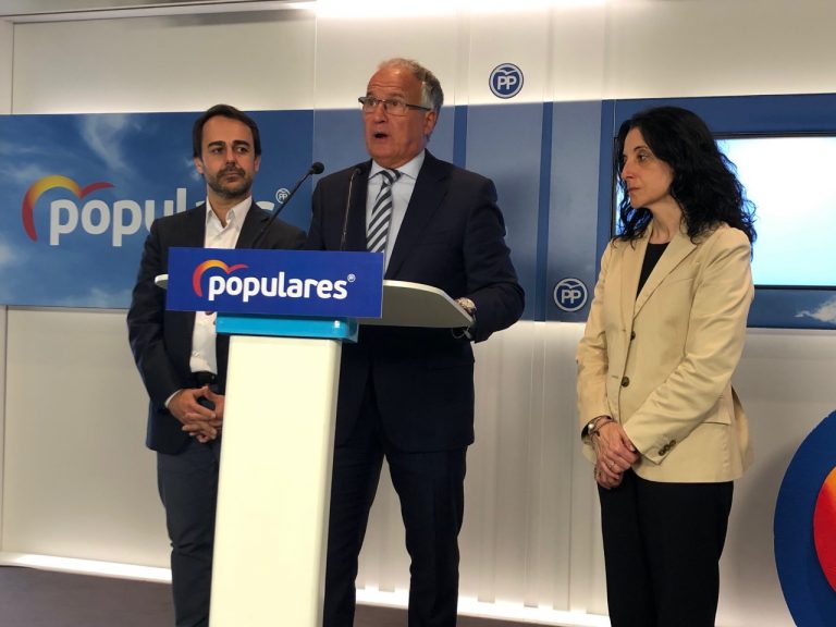 El PP no dará «ningún cheque en blanco» a Ada Colau