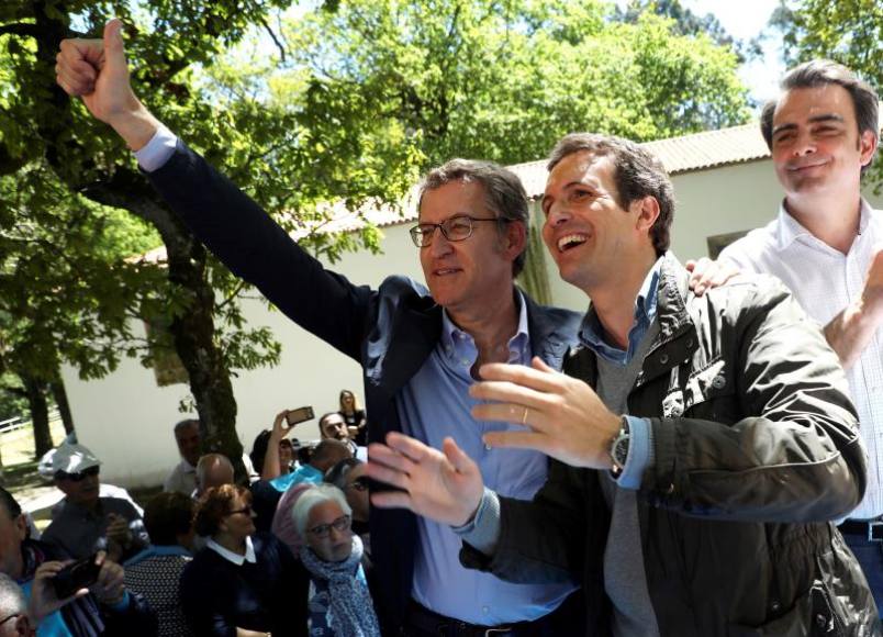 FOTOGRAFÍA. EL PINO (GALICIA) ESPAÑA, 04.05.2019. El líder del PP; Pablo Casado (2d), y el presidente de la Xunta, Alberto Núñez Feijóo (3d). Efe.