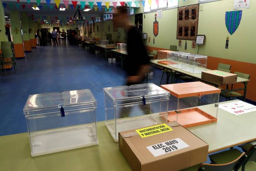 FOTOGRAFÍA. MADRD (ESPAÑA), 26.05.2019. Trabajadores preparan las mesas electorales en un colegio público madrileño, para la jornada de mañana 26M. Efe.