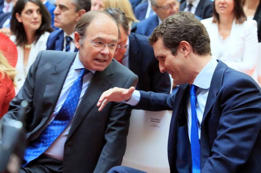 FOTOGRAFÍA. MADRID (ESPAÑA), 02.05.2019. El presidente del PP, Pablo Casado (d), conversa con el presidente del Senado. Efe.
