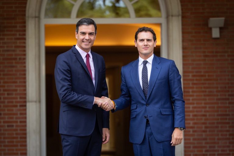 Rivera espera que el «PSOE se desmorone y el PP se descomponga»
