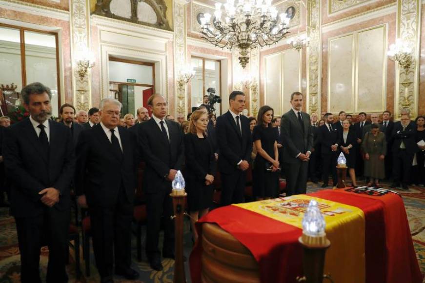 FOTOGRAFÍA. MADRID (ESPAÑA), 10.05.2019. Los reyes Felipe VI (7-i), y doña Letizia (6-i) y el presidente del Gobierno en funciones, Pedro Sánchez (5-i). Efe