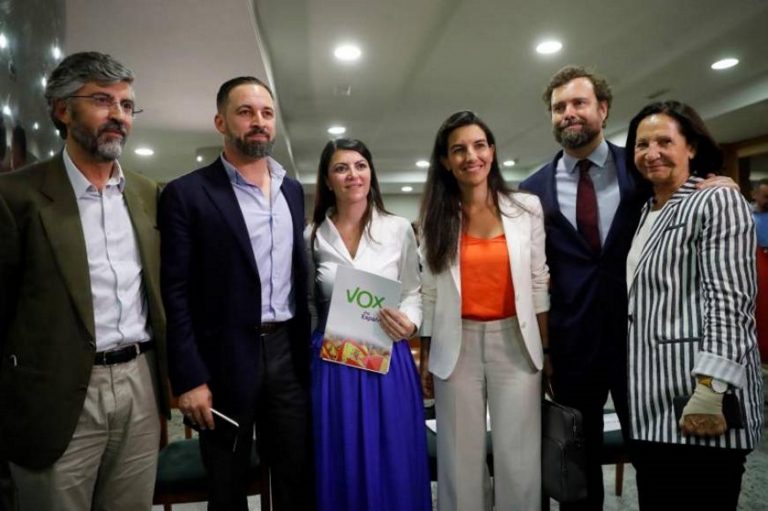 Vista del presidente de Vox, Santiago Abascal (2i), la presidenta del partido político Vox. Efe