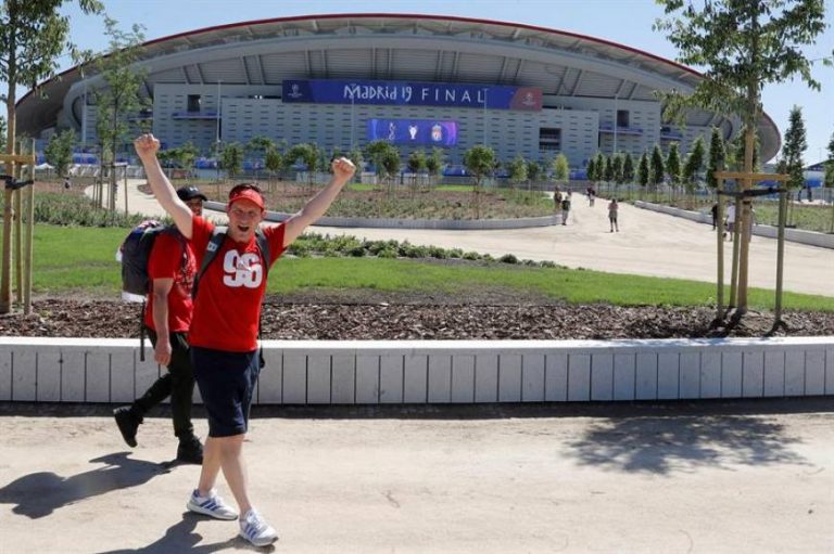 FOTOGRAFÍA. MADRID (ESPAÑA), 31.05.2019. Aficionados del Liverpool, que mañana sábado disputa la final de la Liga de Campeones frente al Tottenham, ante el estadio Wanda Metropolitano. Efe