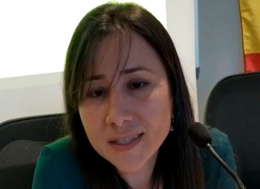 FOTOGRAFÍA. RUBÍ (BARCELONA), Vista de la alcaldable de VOX por Rubí (Barcelona), Vanessa Garrido, esta noche unos instantes antes de su evacuación junto a su equipo de campaña. Ñ pueblo_