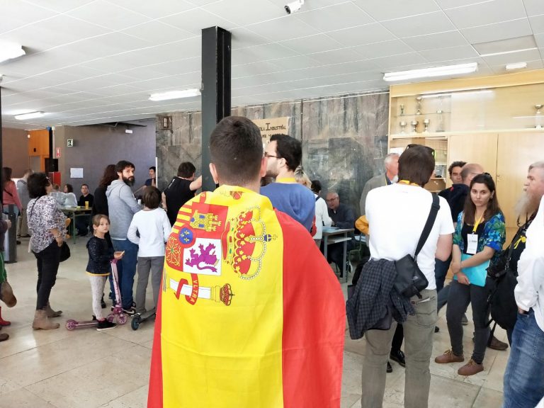 Independentistas se abalanzan sobre un menor por lleva la rojigualda en Sabadell el 26M