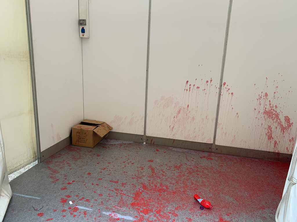 FOTOGRAFÍA. SAN FELIU DE LLOBREGAT (BARCELONA), 11.05.2019. Desconocidos atacan la carpa de VOX en la «Fira Comercial» de San Feliu de Llobregat (Barcelona). Ñ Pueblo