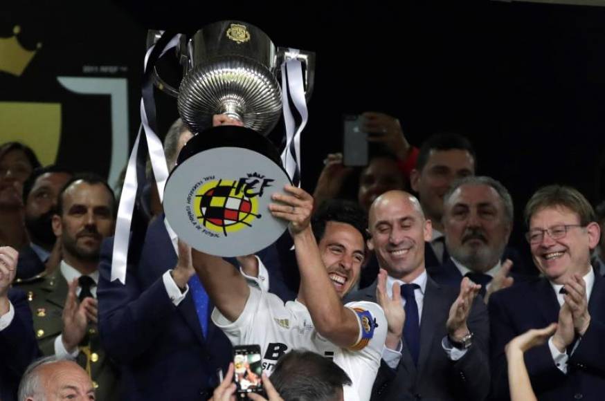 FOTOGRAFÍA. SEVILLA (ESPAÑA), 25.05.2019. El capitán del Valencia CF, Daniel Parejo, levanta el trofeo tras vencer por 2-1 al FC Barcelona en la final de la Copa del Rey. Efe.