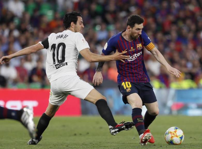 FOTOGRAFÍA. SEVILLA (ESPAÑA), 25.05.2019. El jugador argentino del FC Barcelona, Leo Messi, protege el balón ante Daniel Parejo, del Valencia CF. Efe