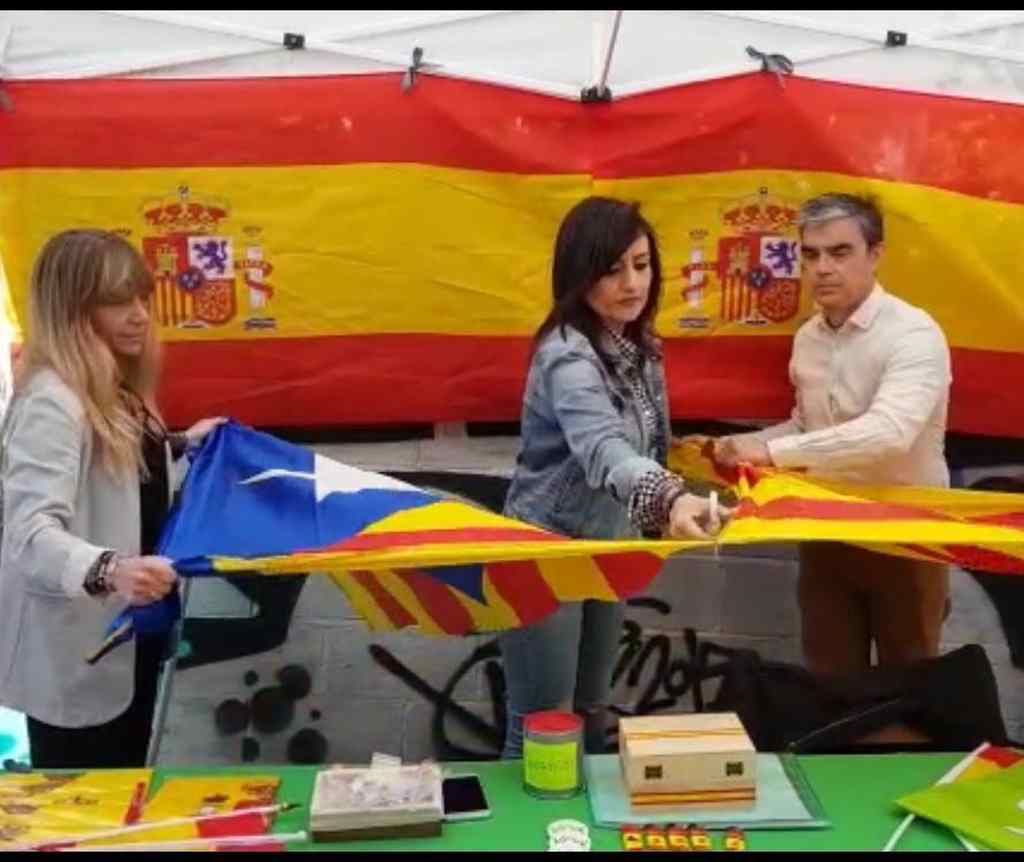 FOTOGRAFÍA. TARRASA (BARCELONA), 06.05.2019. Carpa de VOX en Tarrasa para el 26M. Lasvocesdelpueblo (Ñ Pueblo) (1)_