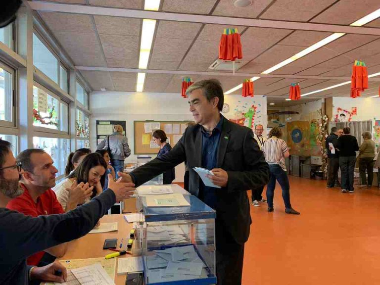 Pachón vota con «optimismo» y «cree que VOX» irrumpirá en el Ayuntamiento de Tarrasa