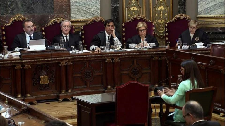 Tribunal al testigo independentista: «Si no contesta en castellano, asume las consecuencias»