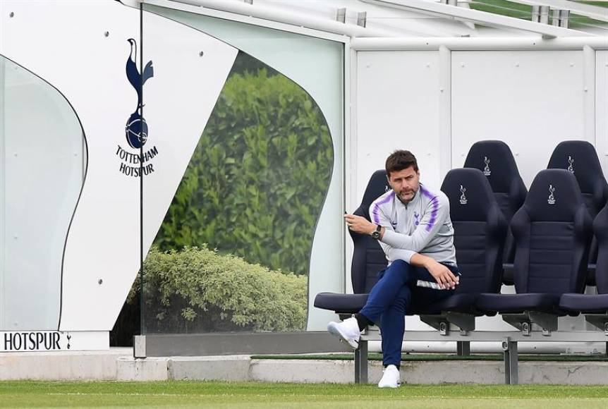 MADRID (ESPAÑA), 31.05.2019. El entrenador del Tottenham Hotspur, el argentino Mauricio Pochettino, observa una sesión de entrenamiento de su equipo.Efe