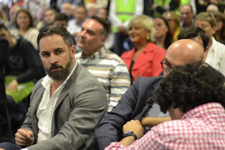 Fotografías del mitin de VOX con Abascal, Buxadé y Garriga en Torre Baró (Barcelona)