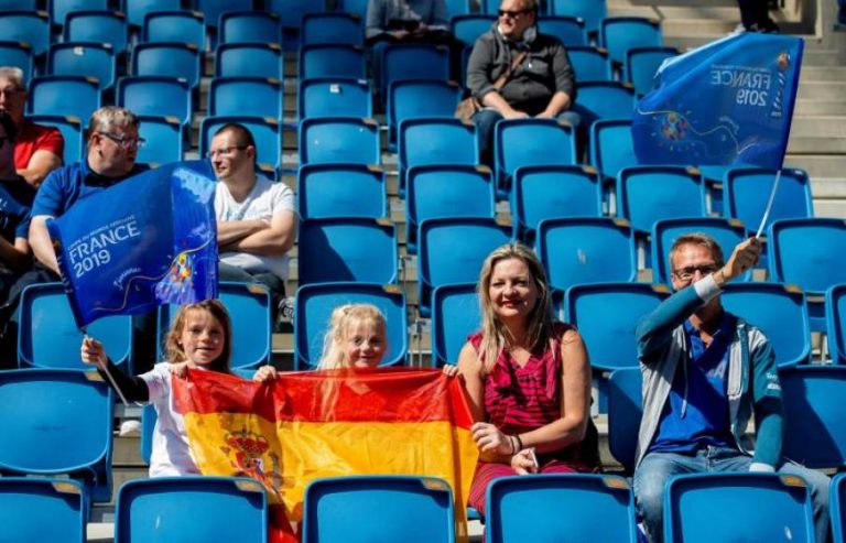 FOTOGRAFÍA. Aficionadas españolas de corta edad animan a España en la grada. Efe.