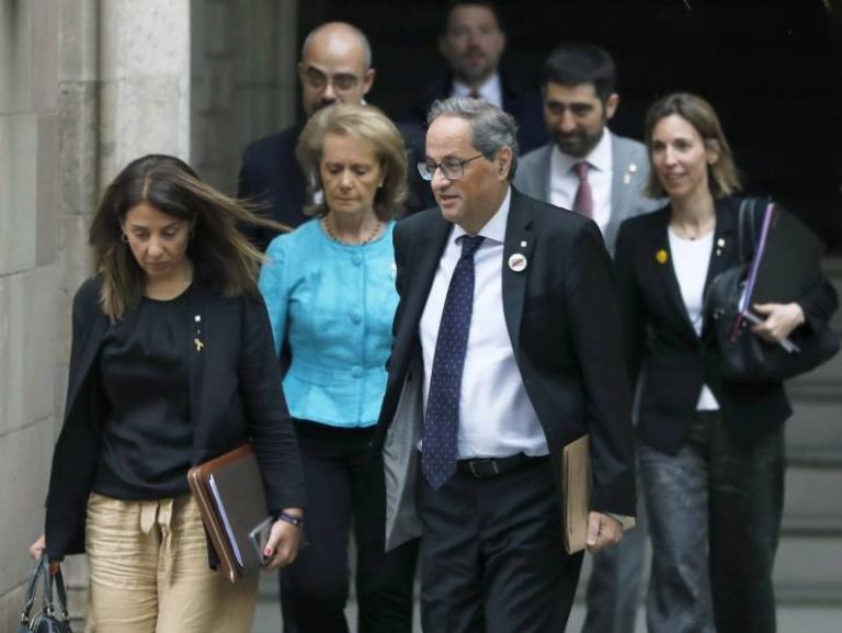 FOTOGRAFÍA. BARCELONA (ESPAÑA), 11.07.2019. El presidente de la Generalidad de Cataluña, Quim Torra (c) acompañado por parte de su ejecutivo se dirige a la reunión. Efe
