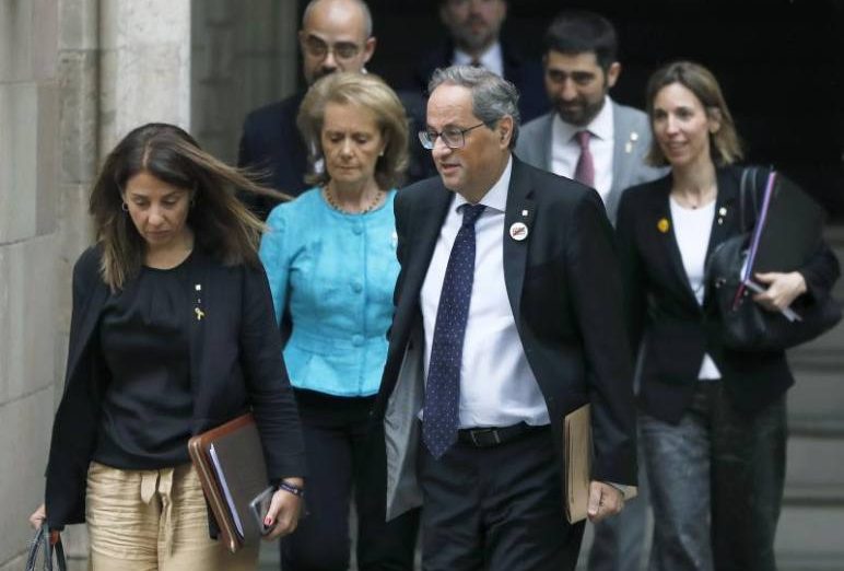 FOTOGRAFÍA. BARCELONA (ESPAÑA), 11.07.2019. El presidente de la Generalidad de Cataluña, Quim Torra (c) acompañado por parte de su ejecutivo se dirige a la reunión. Efe
