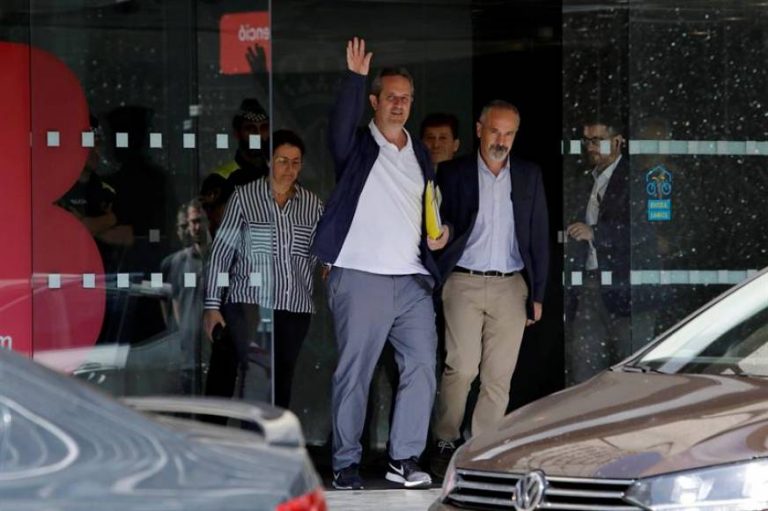 El preso del «Procés» Forn recibido a gritos de «libertad presos políticos» en Barcelona