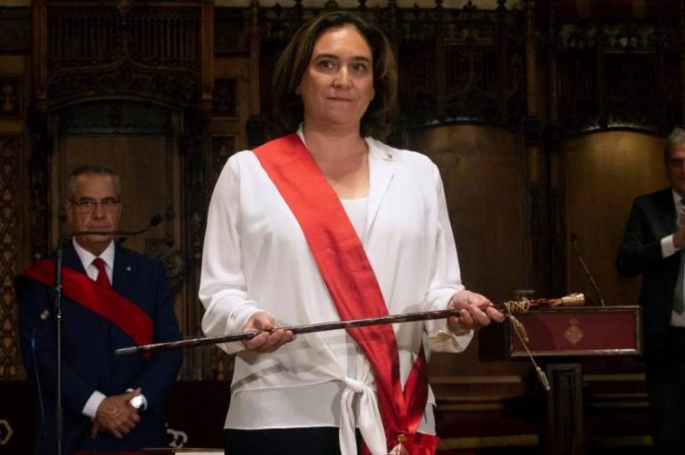 Colau, alcaldesa con apoyo de Ciudadanos del francés Valls anuncia que colocará el Lazo