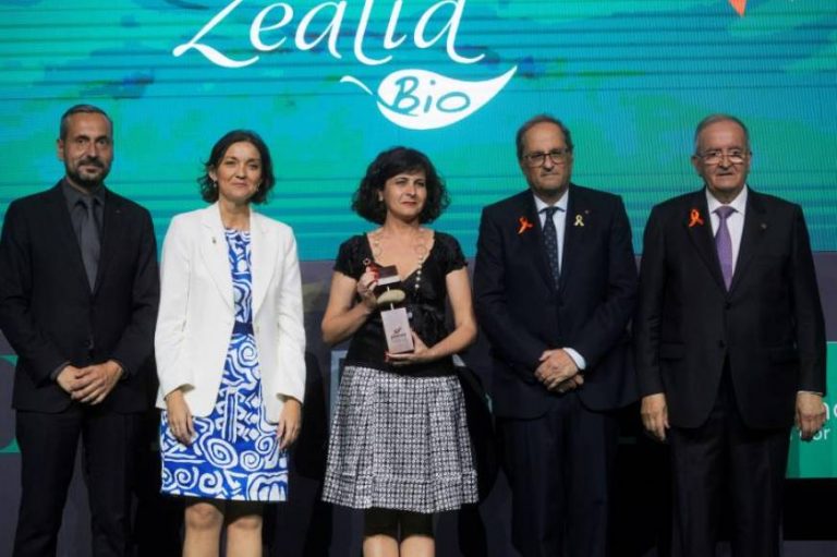 FOTOGRAFÍA. BARCELONA (ESPAÑA), 17.07.2019. Zealia Bio posa con el premio a la microempresa más competitiva junto al vicepresidente de PIMEC. Efe