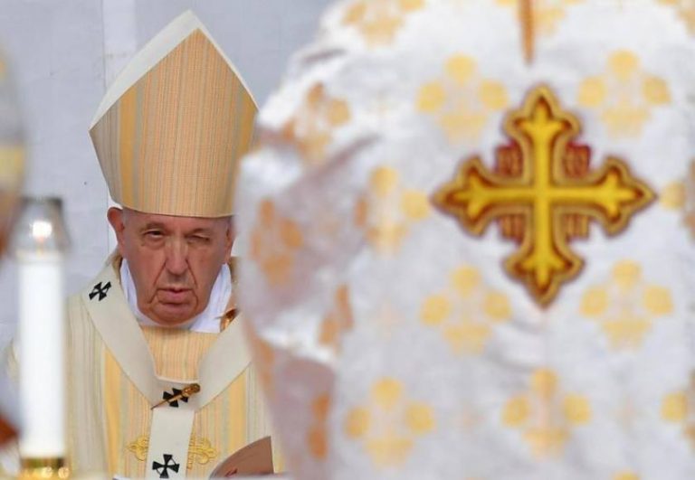FOTOGRAFÍA. BLAJ (RUMANIA), 02.06.2019. El papa Francisco hoy en Blaj (Rumanía) durante la beatificación de 7 obispos greco-latinos torturados por los comunistas en Rumanía. Efe.