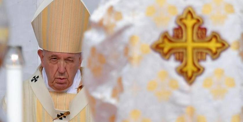 FOTOGRAFÍA. BLAJ (RUMANIA), 02.06.2019. El papa Francisco hoy en Blaj (Rumanía) durante la beatificación de 7 obispos greco-latinos torturados por los comunistas en Rumanía. Efe.