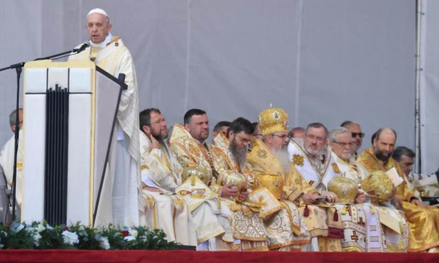 FOTOGRAFÍA. BLAJ (RUMANIA), 02.06.2019. El papa Francisco hoy en Blaj (Rumanía) durante la beatificación de 7 obispos. Efe.