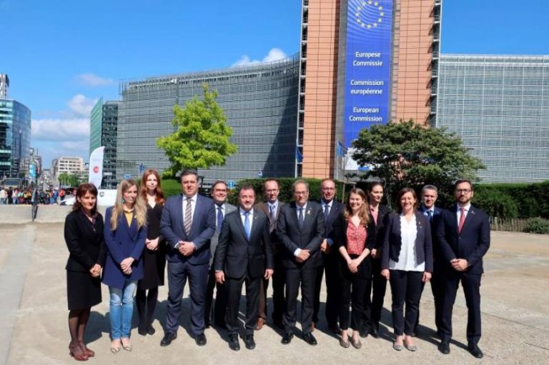 FOTOGRAFÍA. BRUSELAS (BÉLGICA), 06.06.2019. El presidente de la Generalitat, Quim Torra (4d), y el conseller de Acción Exterior, Alfred Bosch (4i). Efe