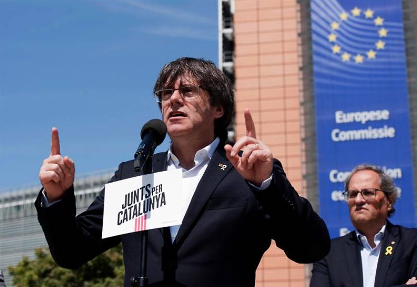 FOTOGRAFÍA. BRUSELAS (BÉLGICA) JUNIO DE 2019. El expresidente catalán y candidato al Parlamento Europeo por JxCat, Carles Puigdemont, junto al presidente catalán Quim Torra (d). Efe.
