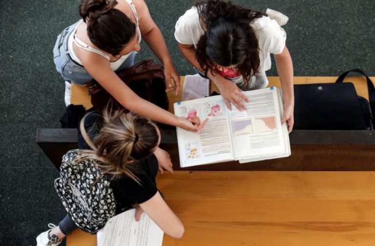 FOTOGRAFÍA. ESPAÑA, AÑO 2018. Varias jóvenes consultan sus respuestas tras uno de los exámenes de selectividad. Efe