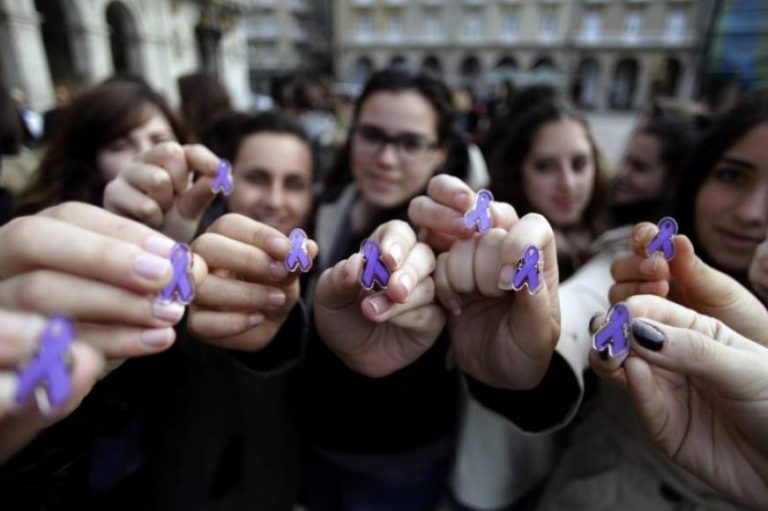 FOTOGRAFÍA. ESPAÑA, AÑO 2018. varias feministas muestran lazos de color violeta, que simbolizan la lucha contra la violencia machista. Efe