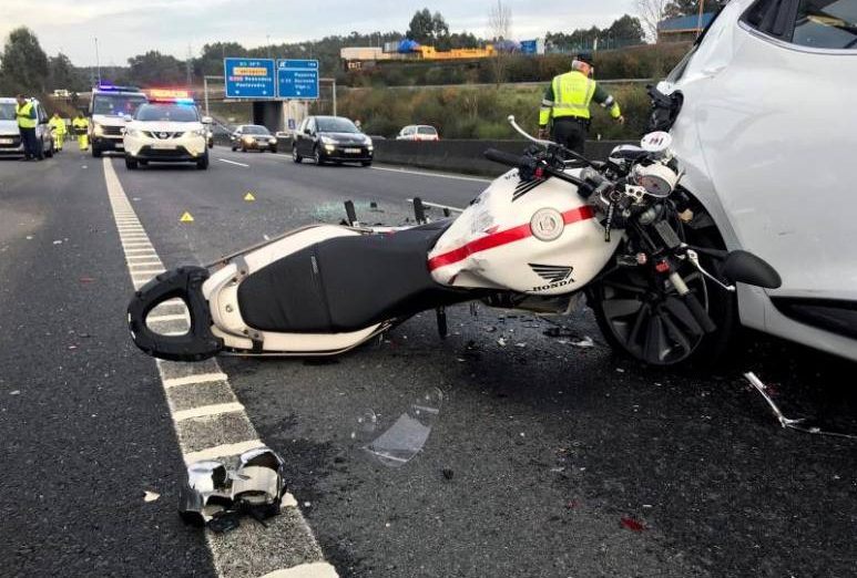 FOTOGRAFÍA. ESPAÑA, AÑO 2019. Accidente de tráfico en una carretera española en el que está involucrado un motorista. Efe